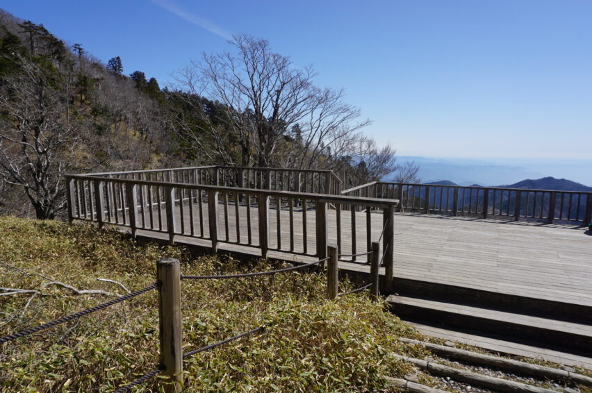日出ヶ岳と正木峠分岐にある展望デッキ